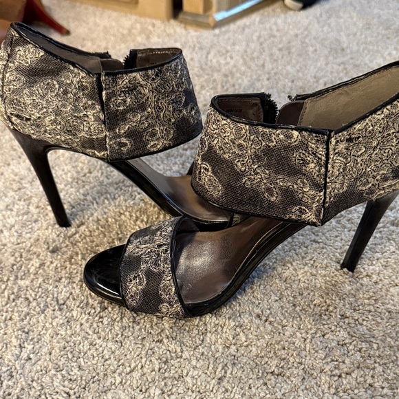 Chic Black and Cream Patterned Women's Heels - Picture 1 of 1